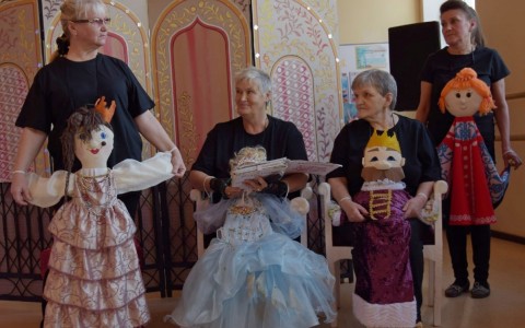 Люди дела: В Каргополе состоялась премьера самодеятельного кукольного театра "Апельсин"
