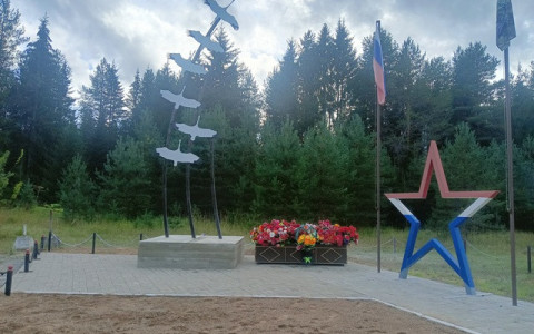 В поселке Подюга открыли мемориальный комплекс «Журавли улетающие в небо»