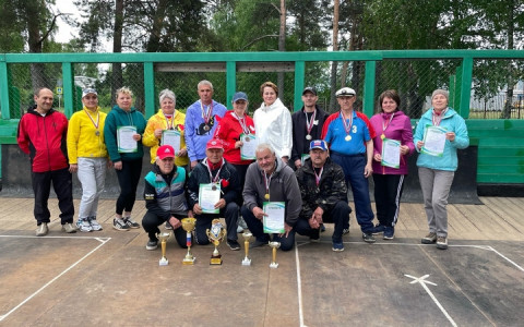 «Городки без границ»: как старинная игра объединяет школьников, молодёжь и пенсионеров в Шенкурске