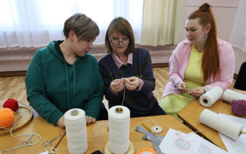 Хорошие новости Области Добра: В Вельске мастерицы создают кружевные подзоры для старинной библиотеки
