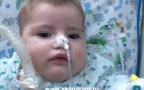 Жители Поморья помогают десятимесячному малышу дышать