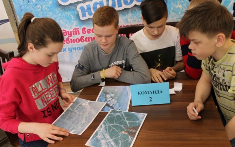 Школьники Северодвинска учились спасению на льду посреди торгового центра